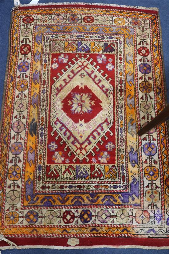 A small Turkish cream ground rug, 132 x 89cm